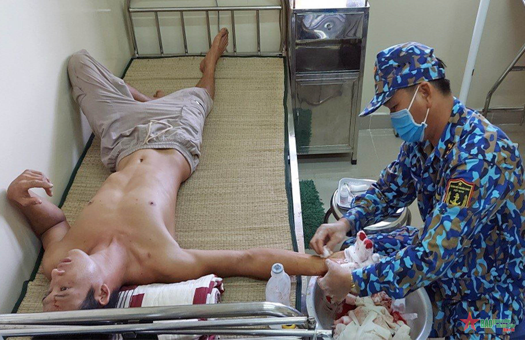 Nhà giàn DK1/17 cấp cứu ngư dân trên biển